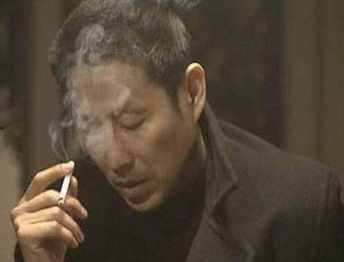 男明星抽烟被爆料视频大全,盘点男明星被曝光抽烟瞬间  第3张 男明星抽烟被爆料视频大全,盘点男明星被曝光抽烟瞬间  第3张